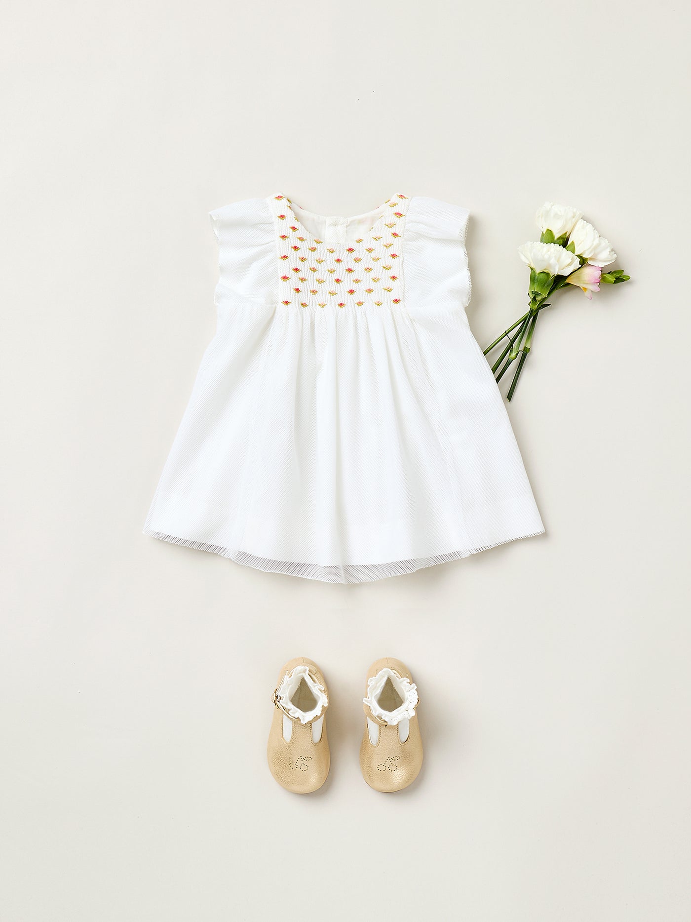 Look bébé fille Eté 2025 - Robe blanche à smocks brodés