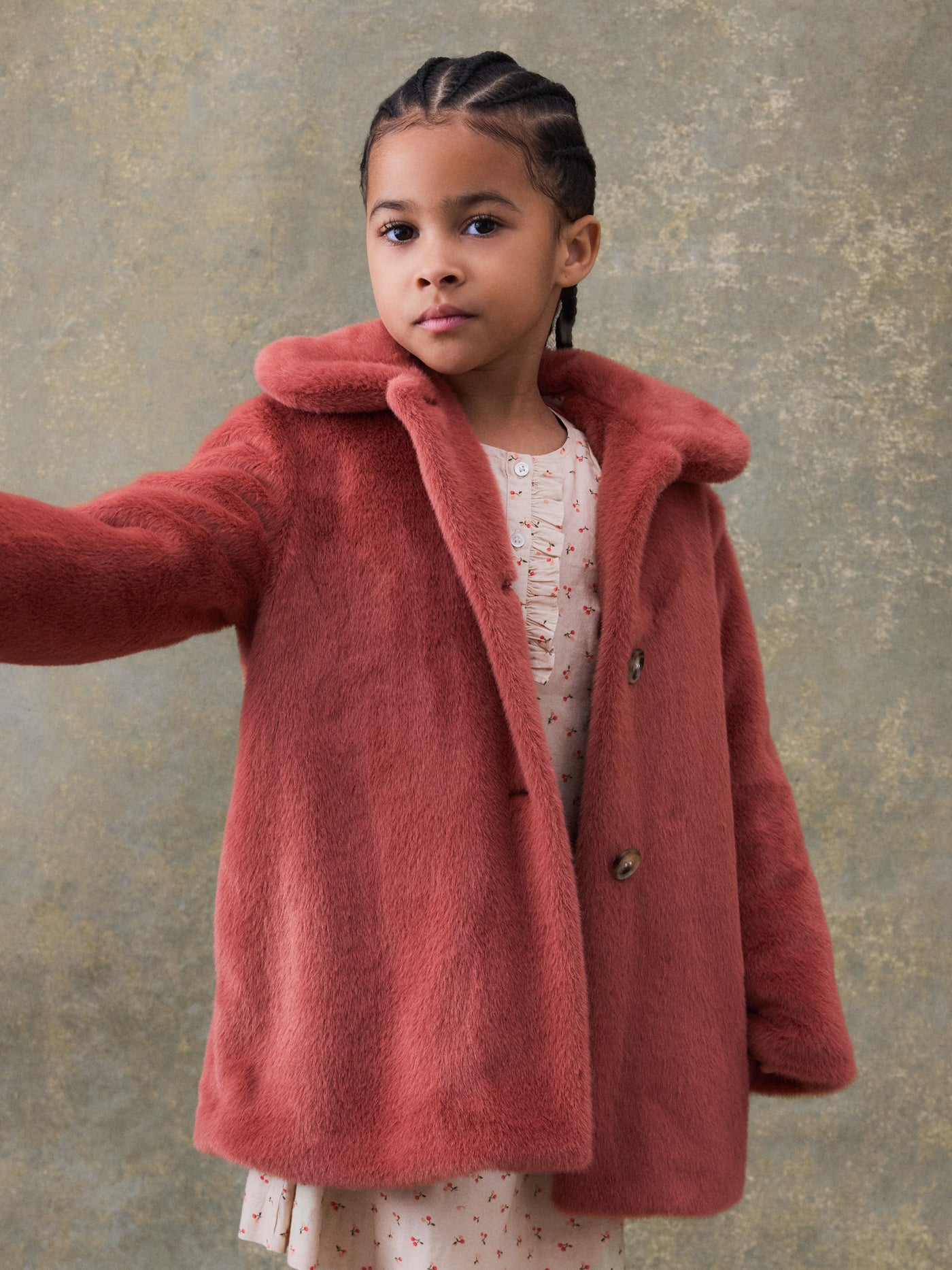 Look fille hiver 2024 manteau en fausse fourrure