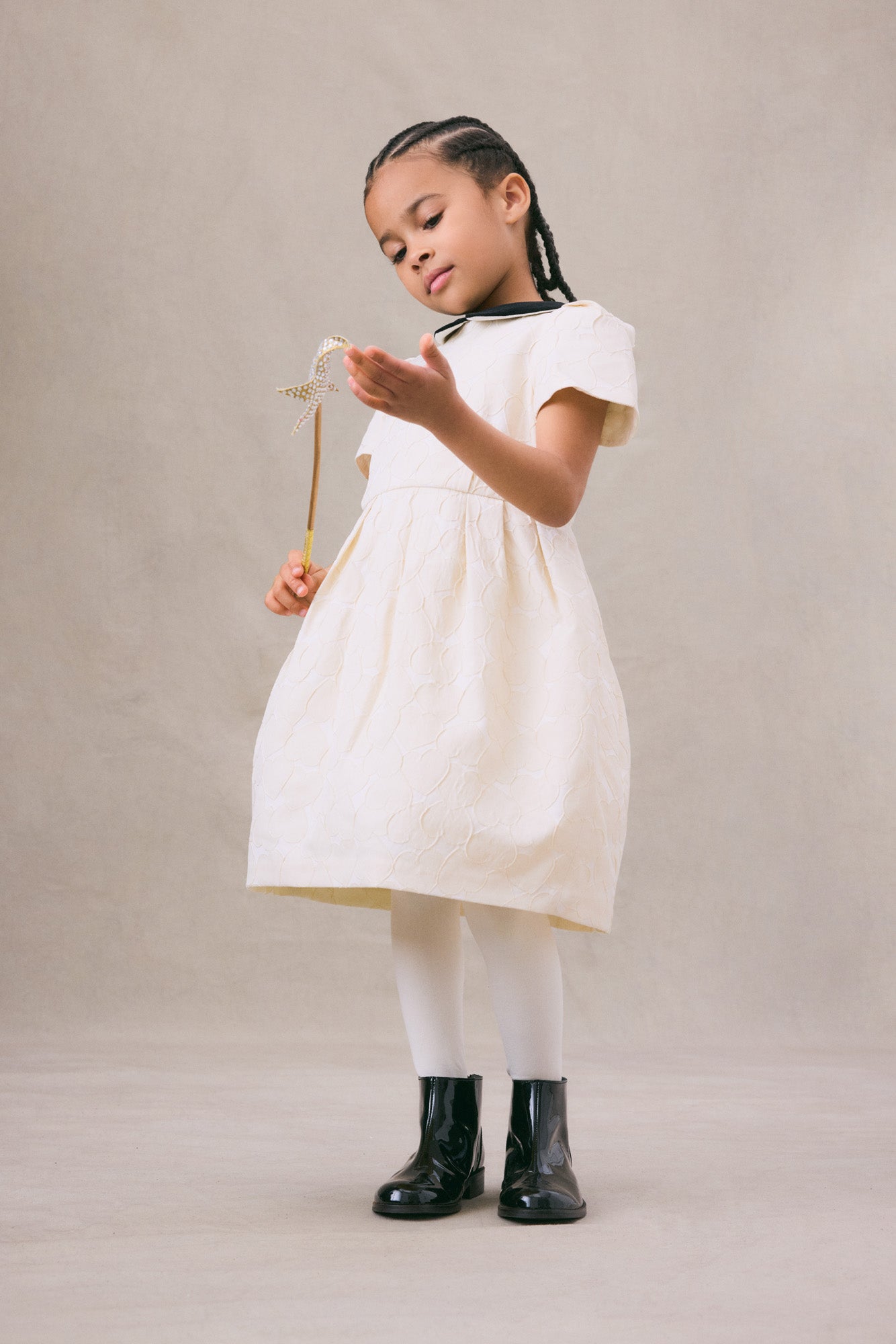 Look fille hiver 2024 robe blanche a broderies Bonpoint