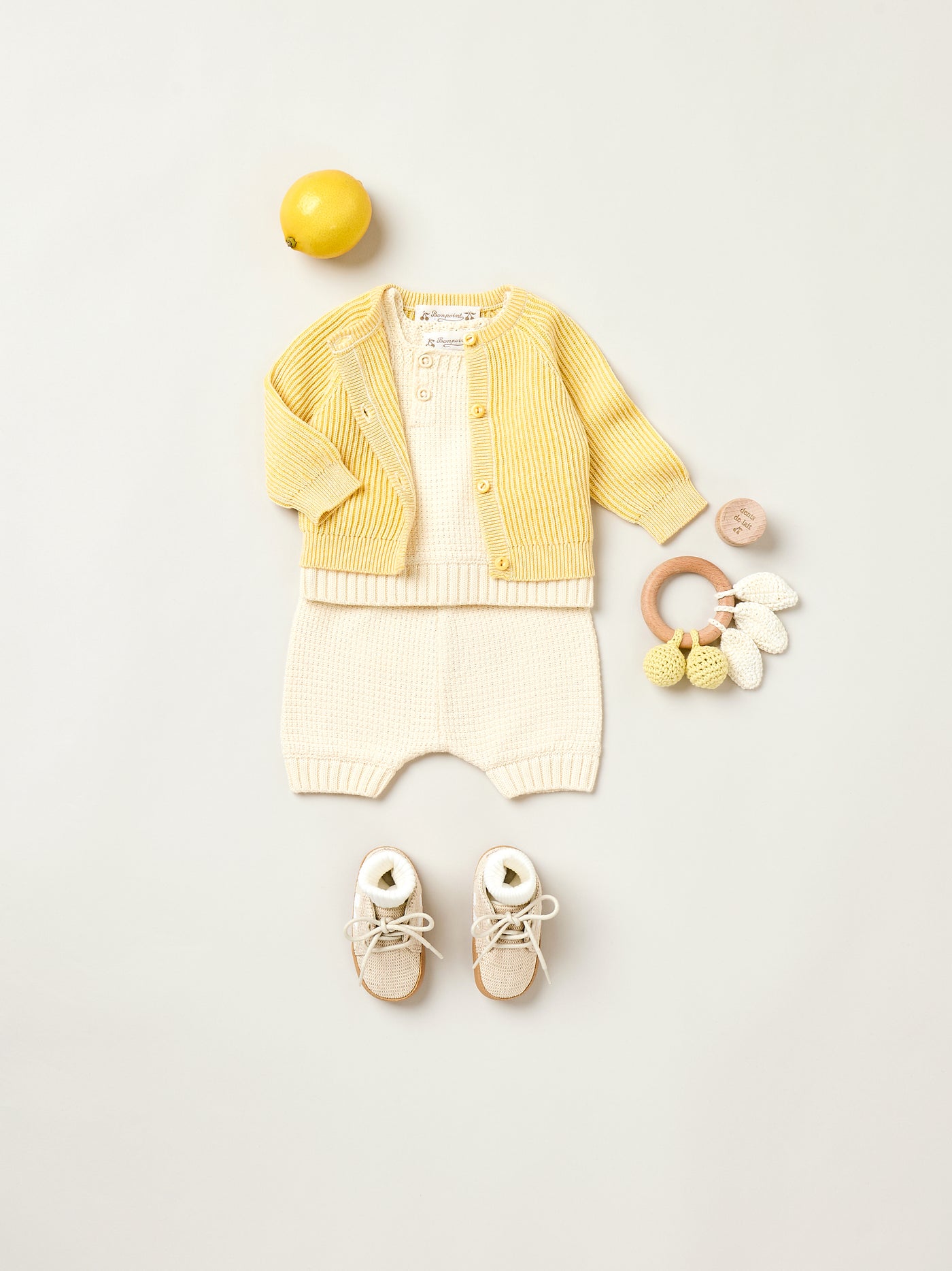 Look Naissance Eté 2025 - Ensemble et cardigan jaune