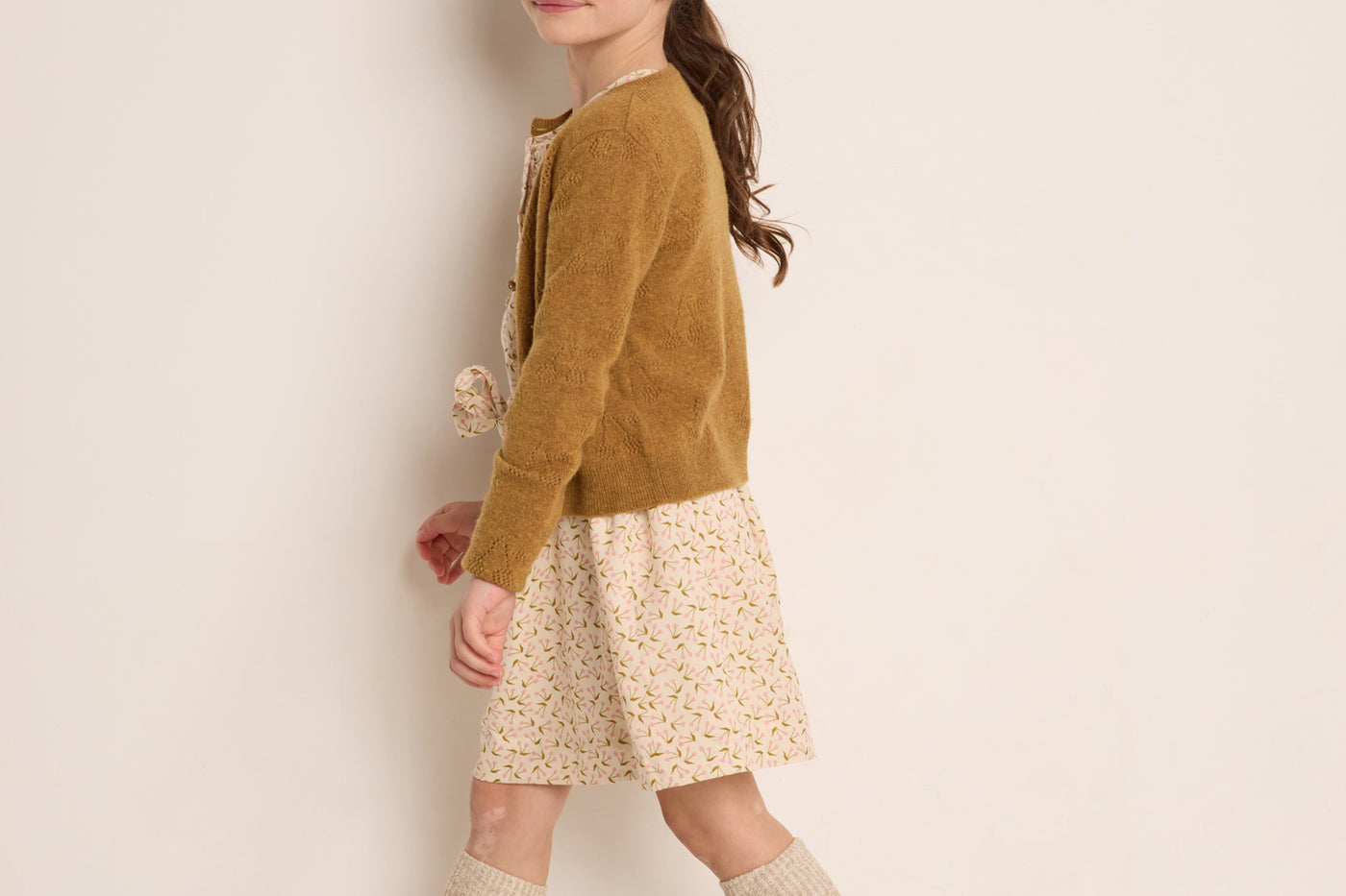 Look fille hiver 2023 cardigan sable